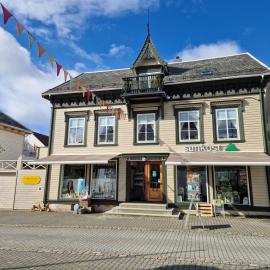 Charming apartment, 3rd floor in Swiss villa, hotel a Flekkefjord