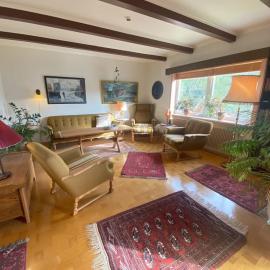 Charming Retreat with Stunning Views for 9 Guests