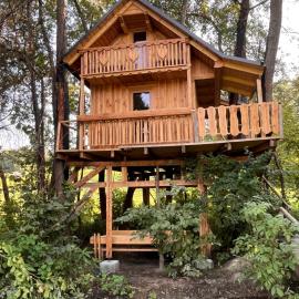 Tree house - Ethno holistic village Apače, hotel in Apače