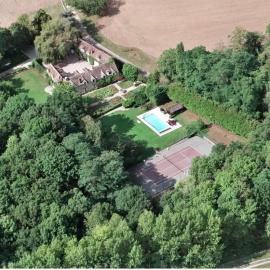 Charmant manoir Sud de Paris、Saint-Sauveur-sur-Écoleのホテル