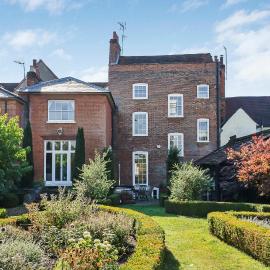 7BR Hertford Manor Hot Tub Cinema Garden, hotel in Hertford