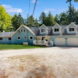 Ski & Splash Retreat، فندق في Bridgton