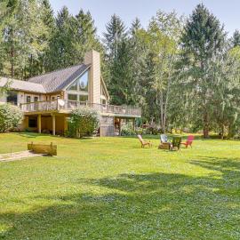 23 Mi to Mohican SP: Group-Ready Lodge w/ Hot Tub, Hotel in Brinkhaven