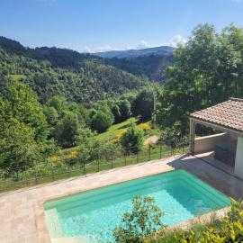 Gîte Manon & Romane Ardèche, Piscine chauffée, Jacuzzi, Nature et Calme 10-12p, готель у місті Silhac