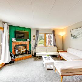 Snow Mountain Condo: Hot Tub + Shuttle to Resort, hotelli kohteessa West Dover