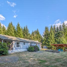 Nanook Haus | BBQ, Fireplace, Wifi, River access