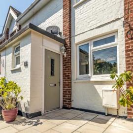 Close to QA hospital, Portsmouth Naval Cottage with incredible views