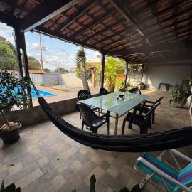 Casa espaçosa com piscina e churrasqueira