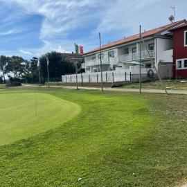 Soggiorno e relax in eleganti villette interne al campo golf vicino al mare a due passi da Roma, hotel in Ardea