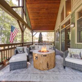 Scenic Mtn & Fairway Views: Cozy Cashiers Getaway، فندق في كاشيرز
