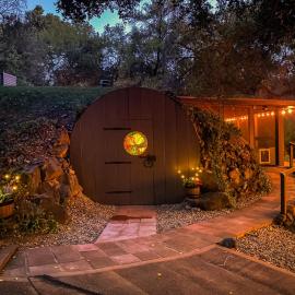 Myrinn-Hobbit Cottage on the Creek Storybook Stay