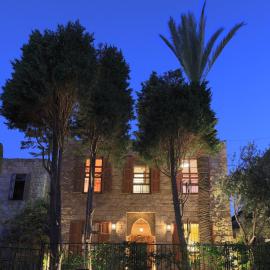 Dar Asmat Batroun Charming 3-Bedroom Stone Home Steps from Old Town & Beach, hôtel à Batroun