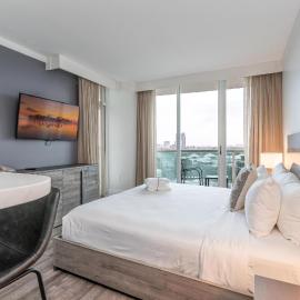 Stylish Studio at Hotel Arya King Bed Full Kitchen City View Balcony and Parking