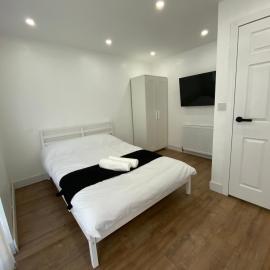 Modern en-suite rooms Luton air port, hotel in Luton