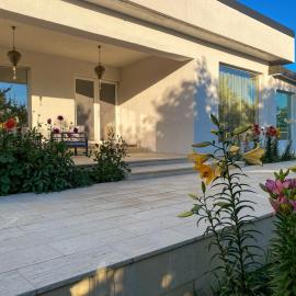 JazzFarm GuestHouse, hotell sihtkohas Bîrnova