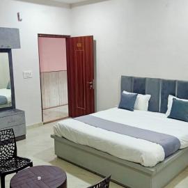 FIVE STAR HOTEl, hotel in Jhinjhak
