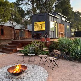 Pink Lake Tiny House - 'Peony', hotel a Lochiel