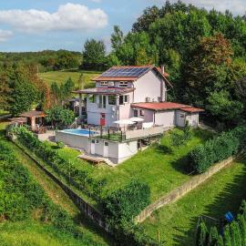 Riverside House with Pool and Hot Tub - Happy Rentals, hotel v destinaci Karlovac