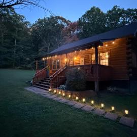 Log Cabin with Hot Tub, Game Room-10 min to NRG, hotel a Hico