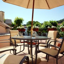 Amplio apartamento rural con terraza, hotel in Puente la Reina