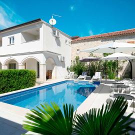 Villa Martin - Fenced Yard, Stone BBQ & Pavilion - Village Centre