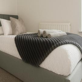 1 Bed Flat - Sleeps 3 - Parking - Pet friendly