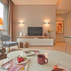 Comfy - 1BR Apt W Pool & Gym in Gemmayze, hotel Ar Rumayl városában