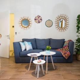 Boho-Chic Cozy 2BR - Apt & Balcony in Mar Mikhael, hotel en Al Mudawwar