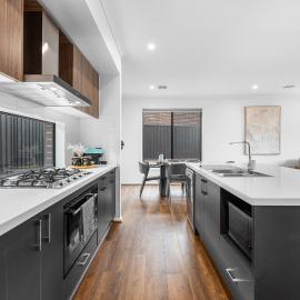 Bright & Roomy 5BR Clyde North Home, hotell sihtkohas Clyde North