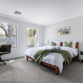 Barefoot2Beach Swan BnB Management، فندق في يانشيب