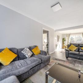 Luxury 3-Bedrooms House With Parking