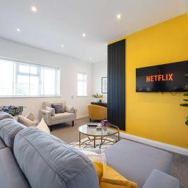 Cosy Apartment in Sale, Manchester with free private allocated parking, отель в городе Elland