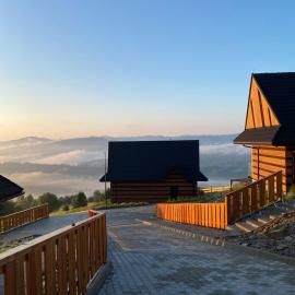 Montini - domki z jacuzzi i apartamenty na górze Ochodzita, khách sạn ở Koniaków
