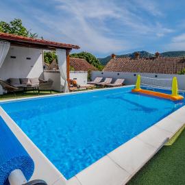 House Božica with sauna & heated pool