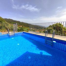 CASA PANORAMA SOL- NEW VILLA WITH HEATED SALTWATER POOL and FANTASTIC SEA VIEW, hotel v mestu Ponta do Sol