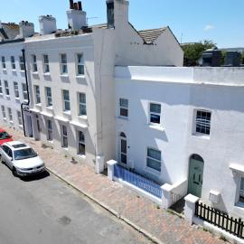 Beach House, hotel in Eastbourne