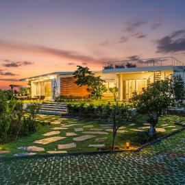 StayVista at Lazy Mango with Pool & Bathtub, hotelli kohteessa Hyderabad