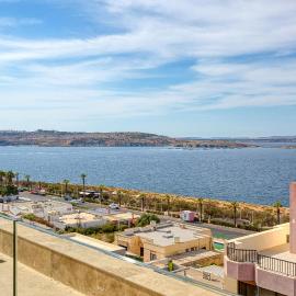 Prime Qawra Suites with Balcony, AC, Full Kitchen & Wifi by 360 Estates