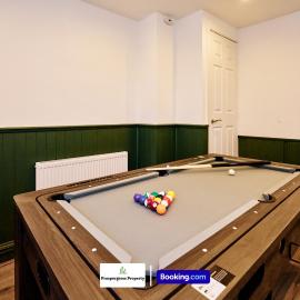 Cosy 4Bed Home By Prospergress Property Short Lets & Serviced Accommodation Coventry near University Hospital With Self-Check-In, 4 Smart TVs, Free Parking, Fast WiFi & Pool Table and Games