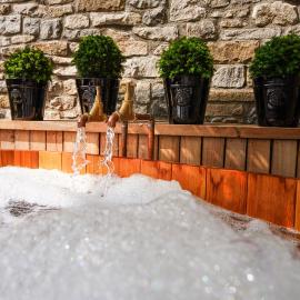 PEAK DISTRICT ROMANTIC Courtyard Loft, with Outdoor Japanese Whirlpool Bath, hotel v destinácii Winster