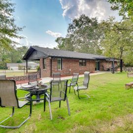 Group Getaway w/ Fenced Yard & Pool Table in Wrens, hotel a Wrens