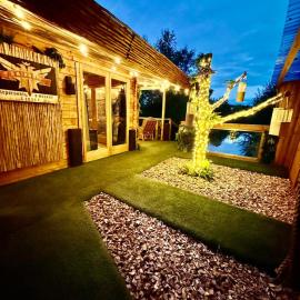 Woodland Escapes Glamping - Lake View, hotel in Sollom