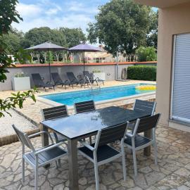 Villa Lara 2, Hotel in Ližnjan