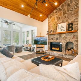 Reel Chill- 4 bedroom home with Dock, Swimspa, Hot tub!