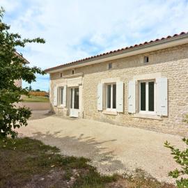 Gîte charentais rénové au calme avec parking et jardin privatif, hotel i Challignac