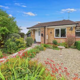 Bijou Abode- bungalow with free private parking