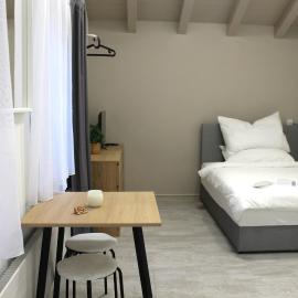 Modernes Studio mit eigenem Bad, Küche & Parkplatz, hotel en Bilten