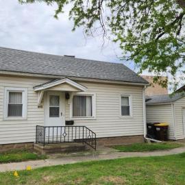 Cozy Harvard home just 1 block from the Metra UP-NW line for easy trips to Chicago or Lake Geneva, hotel a Harvard