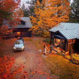 River Ridge Cabin, Clubhouse Included, 2 Units, Forest Setting, River Views, near Stowe – hotel w mieście Morristown