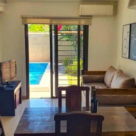 Moderna casa-Hermosa pileta-parrilla,Cochera,AA, hotel in Godoy Cruz
